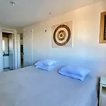 Apartamento vista mar, 2 Suítes, WC Social,2 vagas